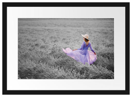 Frau im Kleid läuft durch Lavendelfeld B&W Detail Passepartout Rechteckig 40