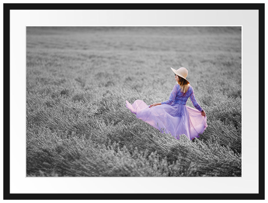 Frau im Kleid läuft durch Lavendelfeld B&W Detail Passepartout Rechteckig 80