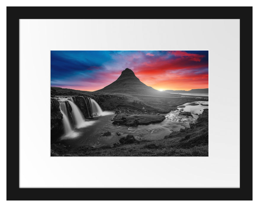Pixxprint Kirkjufell Vulkan im Sonnenuntergang B&W Detail, im Galerie-Passepartout Bilderrahmen