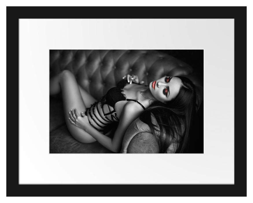 Pixxprint Frau in Dessous räkelt sich auf Sofa B&W Detail, im Galerie-Passepartout Bilderrahmen