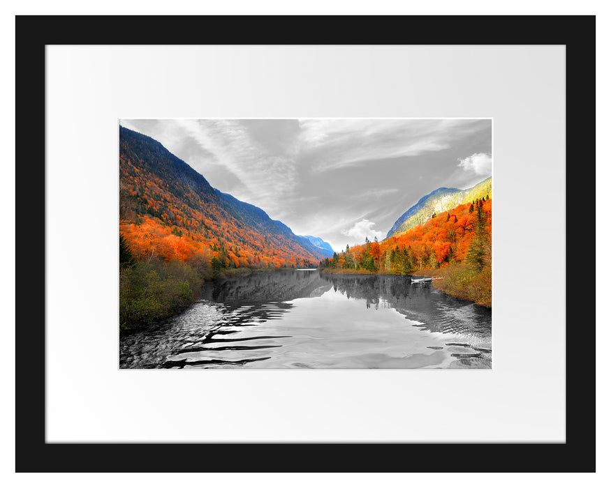 Pixxprint Talfluss zwischen herbstlichen Bergen B&W Detail, im Galerie-Passepartout Bilderrahmen