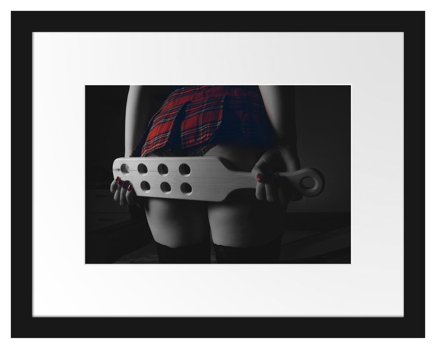 Pixxprint Frau im Schulmädchen-Rock mit Paddel B&W Detail, im Galerie-Passepartout Bilderrahmen