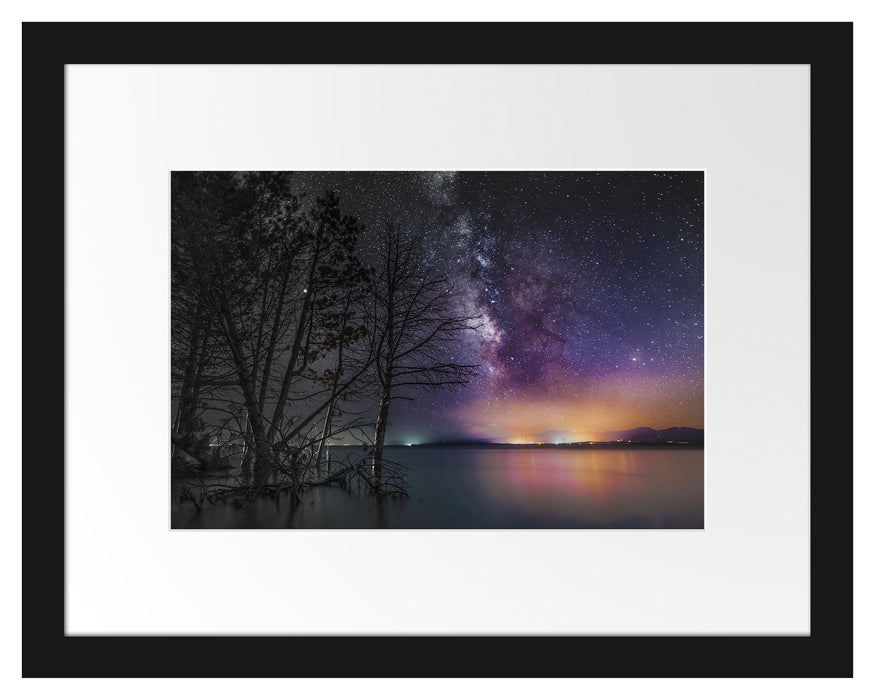 Pixxprint Bäume am See in sternenklarer Nacht B&W Detail, im Galerie-Passepartout Bilderrahmen
