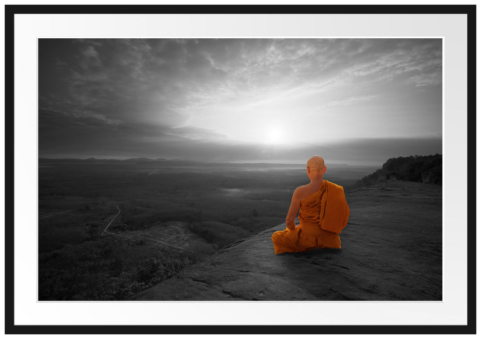 Mönch meditiert auf Felsvorsprung B&W Detail Passepartout Rechteckig 100