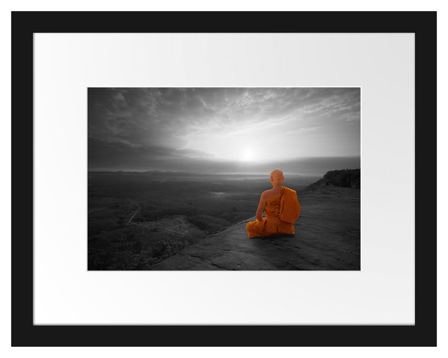 Pixxprint Mönch meditiert auf Felsvorsprung B&W Detail, im Galerie-Passepartout Bilderrahmen
