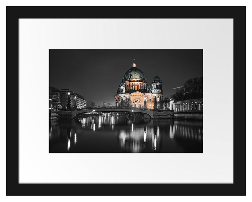 Pixxprint Berliner Dom an der Spree bei Nacht B&W Detail, im Galerie-Passepartout Bilderrahmen