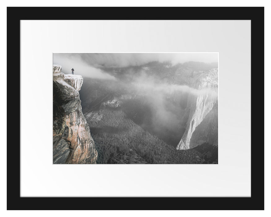 Pixxprint Einsamer Wanderer auf Felsklippe B&W Detail, im Galerie-Passepartout Bilderrahmen
