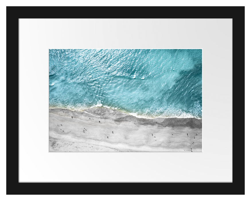 Pixxprint Luftaufnahme von türkisem Meer am Strand B&W Detail, im Galerie-Passepartout Bilderrahmen