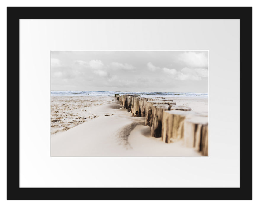 Pixxprint Nahaufnahme Steg aus Holzpföcken am Meer B&W Detail, im Galerie-Passepartout Bilderrahmen
