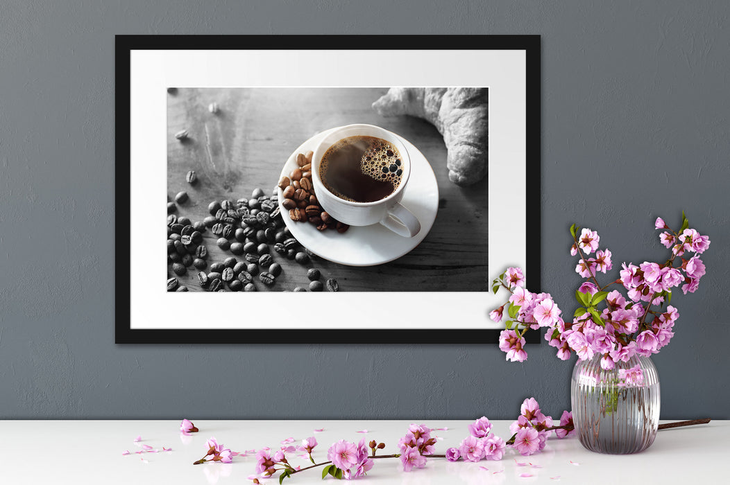 Tasse Kaffee mit Bohnen und Croissant B&W Detail Passepartout Detail Rechteckig