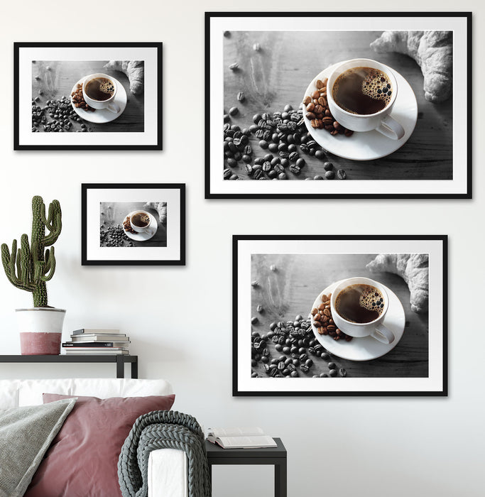 Tasse Kaffee mit Bohnen und Croissant B&W Detail Passepartout Wohnzimmer Rechteckig