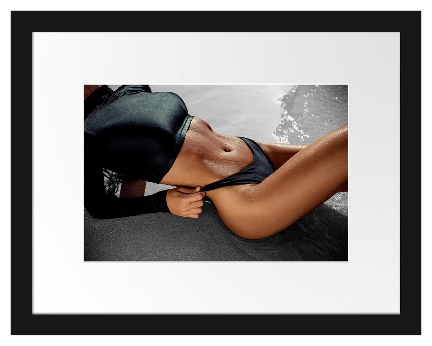 Pixxprint Frau in schwarzem Bikini liegt am Strand B&W Detail, im Galerie-Passepartout Bilderrahmen