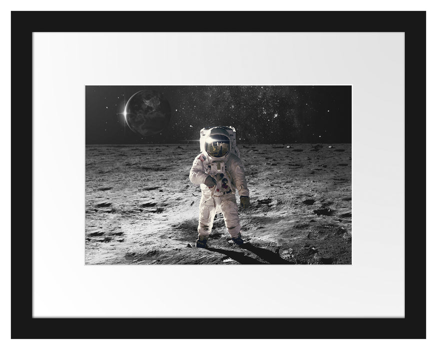 Pixxprint Einsamer Astronaut auf dem Mond B&W Detail, im Galerie-Passepartout Bilderrahmen