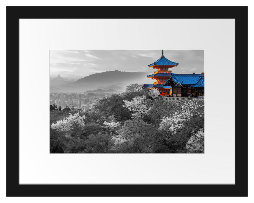 Pixxprint Japanischer Tempel vor nebeliger Stadt B&W Detail, im Galerie-Passepartout Bilderrahmen