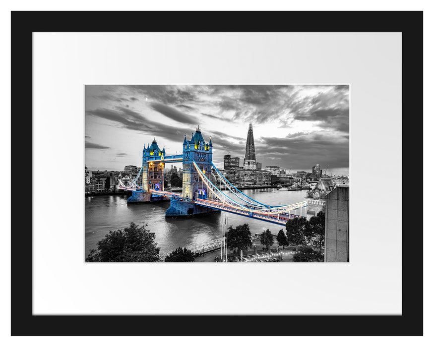 Pixxprint Beleuchtete Tower Bridge am Abend B&W Detail, im Galerie-Passepartout Bilderrahmen