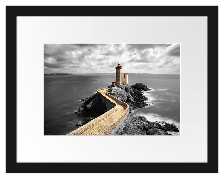 Pixxprint Steinbrücke zum Leuchtturm Phare du Petit Minou B&W Detail, im Galerie-Passepartout Bilderrahmen