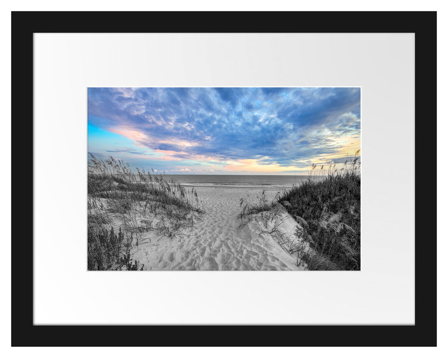 Pixxprint Düneneingang mit Meerblick B&W Detail, im Galerie-Passepartout Bilderrahmen