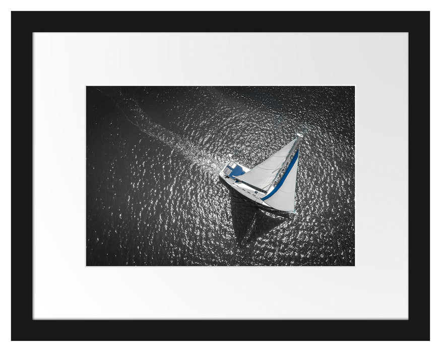 Pixxprint Einsames Segelboot auf dem Meer B&W Detail, im Galerie-Passepartout Bilderrahmen