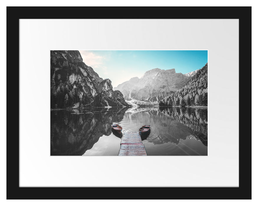 Pixxprint Boote am Steg des Pragser Wildsee B&W Detail, im Galerie-Passepartout Bilderrahmen