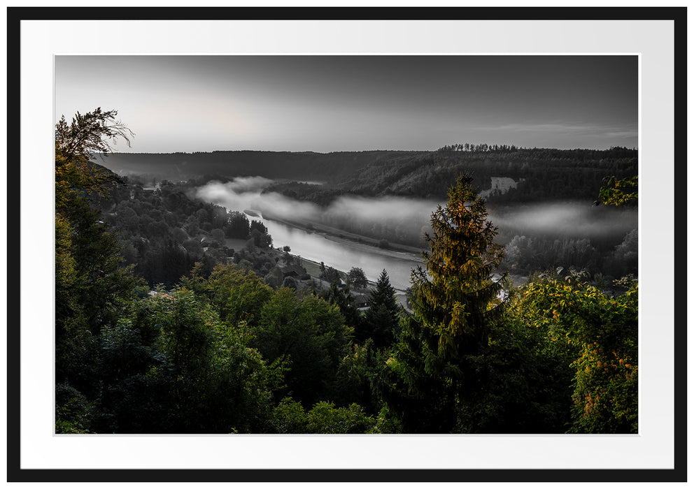 Nebel über Fluss bei Sonnenaufgang B&W Detail Passepartout Rechteckig 100