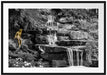 Kleiner Wasserfall über Steinplatten B&W Detail Passepartout Rechteckig 100