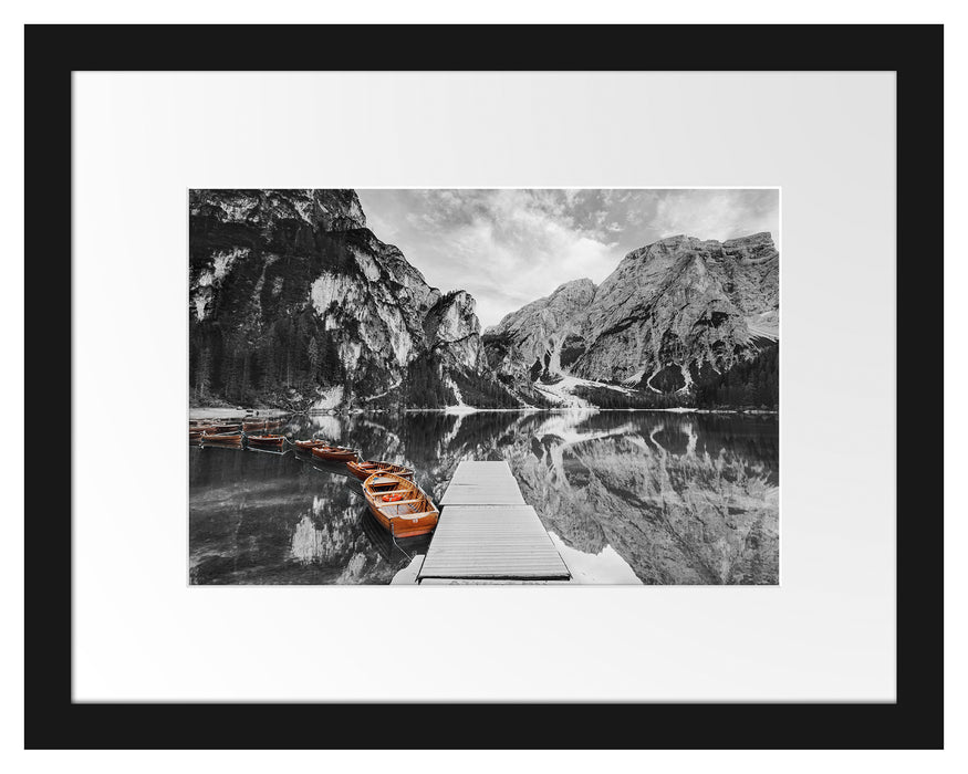 Pixxprint Bootsreihe am Steg des Pragser Wildsee B&W Detail, im Galerie-Passepartout Bilderrahmen