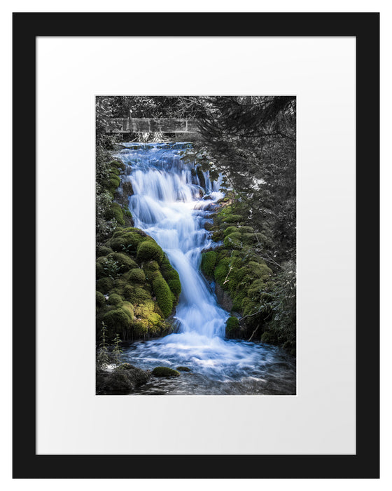 Pixxprint Wasserfall im grünen Wald B&W Detail, im Galerie-Passepartout Bilderrahmen