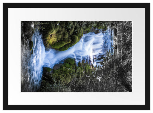 Wasserfall im grünen Wald B&W Detail Passepartout Rechteckig 40