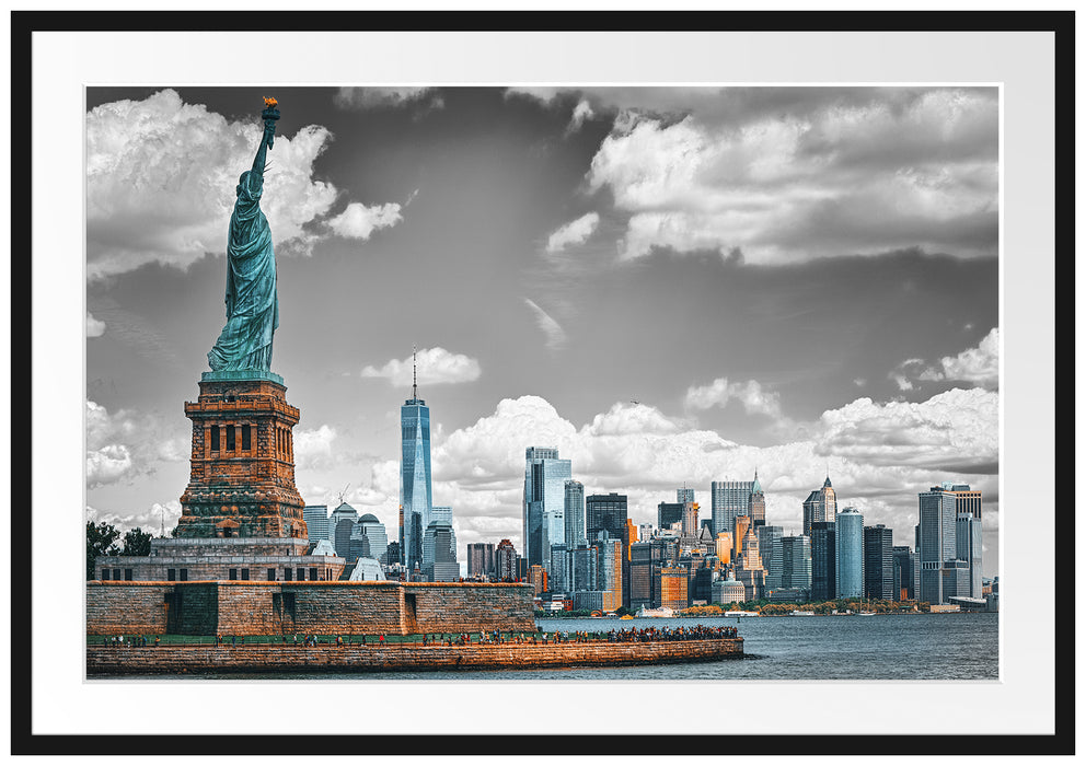 Freiheitsstatue mit New Yorker Skyline B&W Detail Passepartout Rechteckig 100