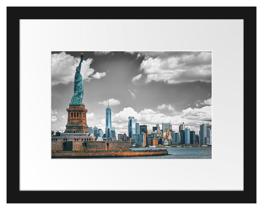 Pixxprint Freiheitsstatue mit New Yorker Skyline B&W Detail, im Galerie-Passepartout Bilderrahmen
