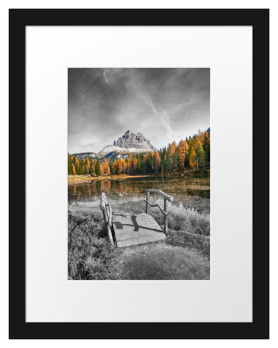 Pixxprint Holzbrücke an Dolomiten See im Herbst B&W Detail, im Galerie-Passepartout Bilderrahmen