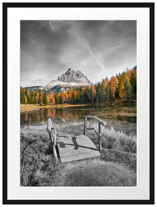 Holzbrücke an Dolomiten See im Herbst B&W Detail Passepartout Rechteckig 80