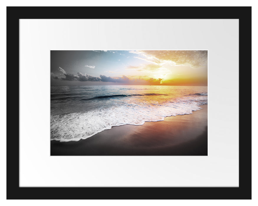 Pixxprint Sonnenuntergangsstimmung an Traumstrand B&W Detail, im Galerie-Passepartout Bilderrahmen