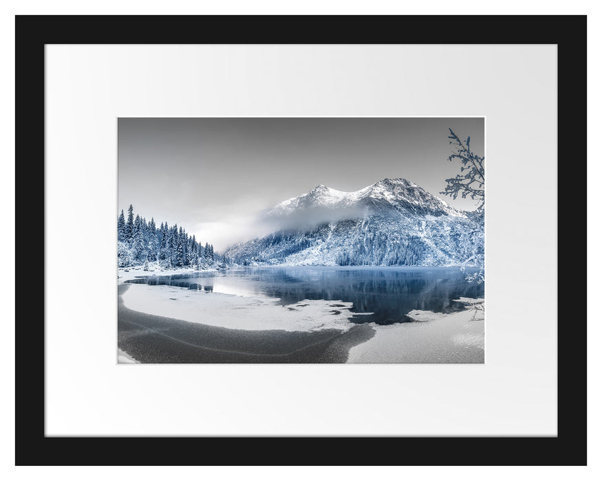 Pixxprint Winterlandschaft mit gefrorenem Bergsee B&W Detail, im Galerie-Passepartout Bilderrahmen