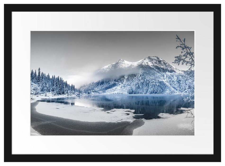 Winterlandschaft mit gefrorenem Bergsee B&W Detail Passepartout Rechteckig 40