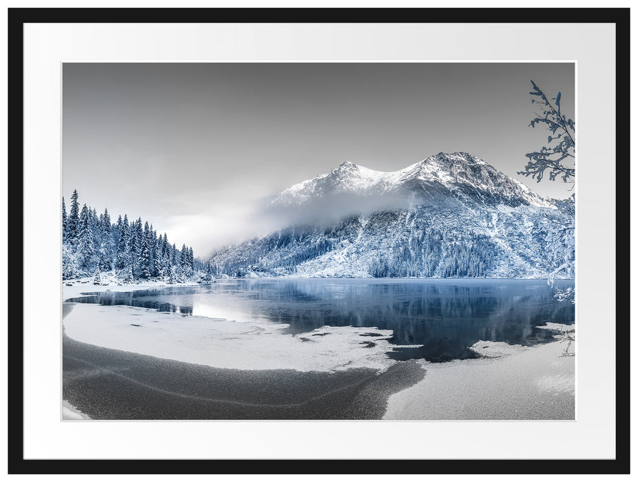 Winterlandschaft mit gefrorenem Bergsee B&W Detail Passepartout Rechteckig 80