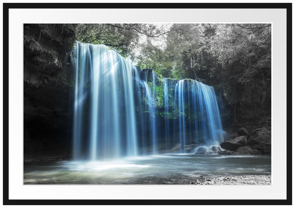 Tropischer Wasserfall im Wald B&W Detail Passepartout Rechteckig 100
