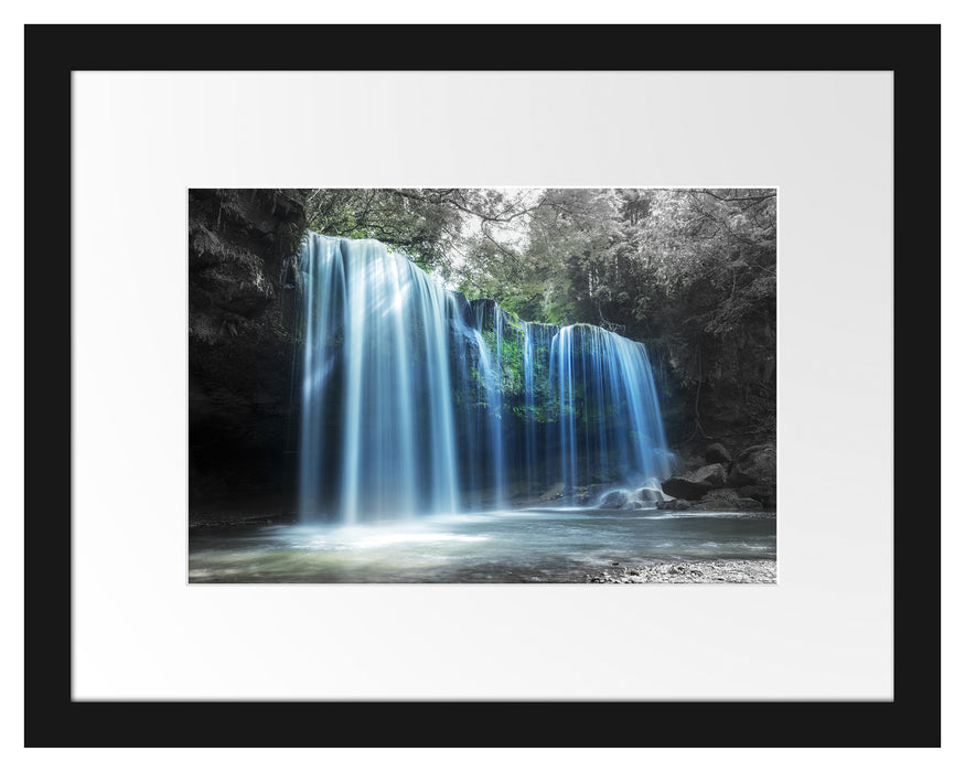 Pixxprint Tropischer Wasserfall im Wald B&W Detail, im Galerie-Passepartout Bilderrahmen