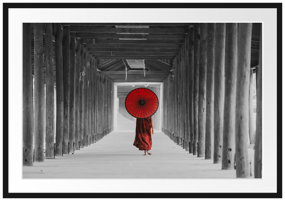 Mönch mit rotem Schirm im Tempelgang B&W Detail Passepartout Rechteckig 100