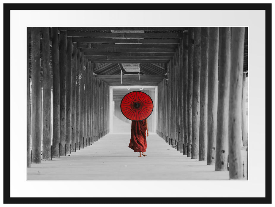 Mönch mit rotem Schirm im Tempelgang B&W Detail Passepartout Rechteckig 80