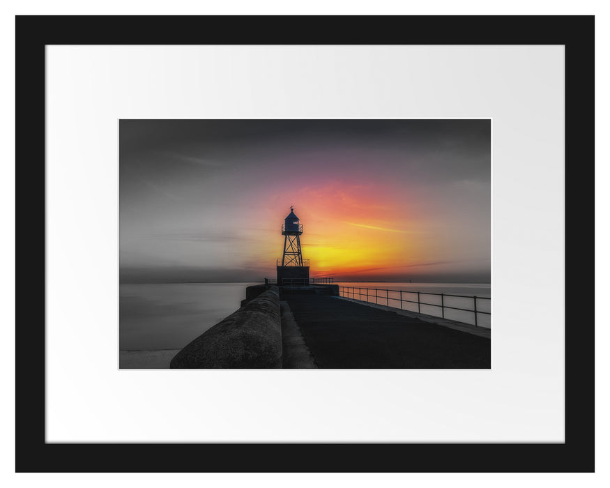 Pixxprint Leuchtturm am Steg bei Sonnenuntergang B&W Detail, im Galerie-Passepartout Bilderrahmen