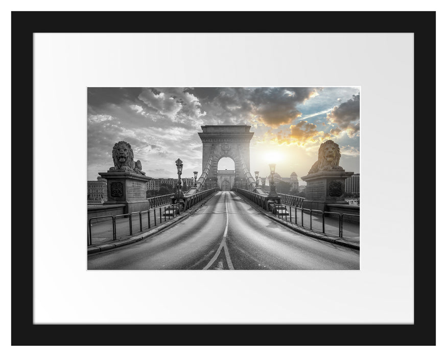 Pixxprint Brücke in Budapest bei Sonnenuntergang B&W Detail, im Galerie-Passepartout Bilderrahmen