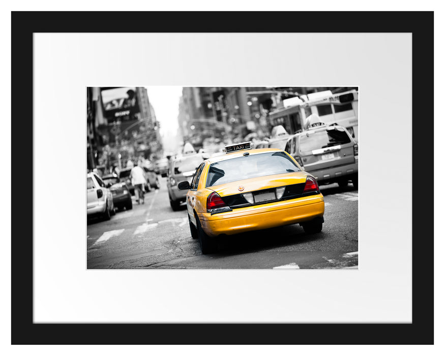 Pixxprint Gelbe Taxis am Times Square in New York B&W Detail, im Galerie-Passepartout Bilderrahmen