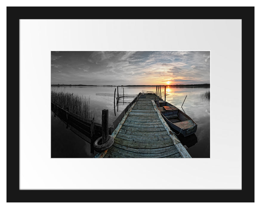 Pixxprint Weitwinkel Holzsteg im Sonnenuntergang B&W Detail, im Galerie-Passepartout Bilderrahmen