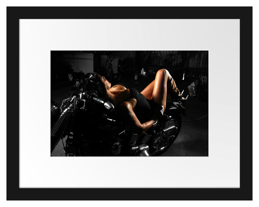 Pixxprint Sexy Frau räkelt sich auf Motorrad B&W Detail, im Galerie-Passepartout Bilderrahmen