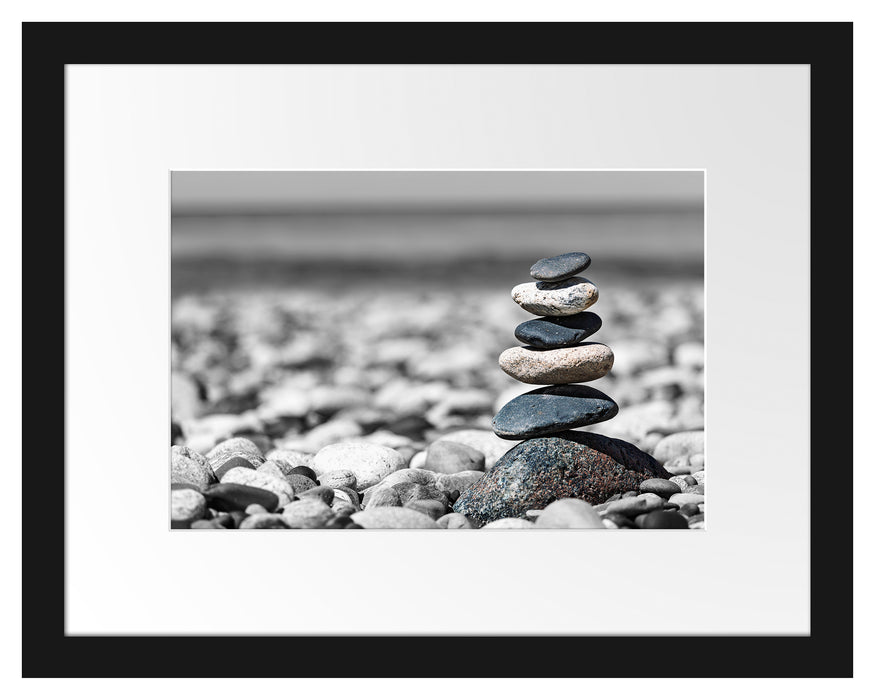 Pixxprint Steinpyramide am Kiesstrand B&W Detail, im Galerie-Passepartout Bilderrahmen