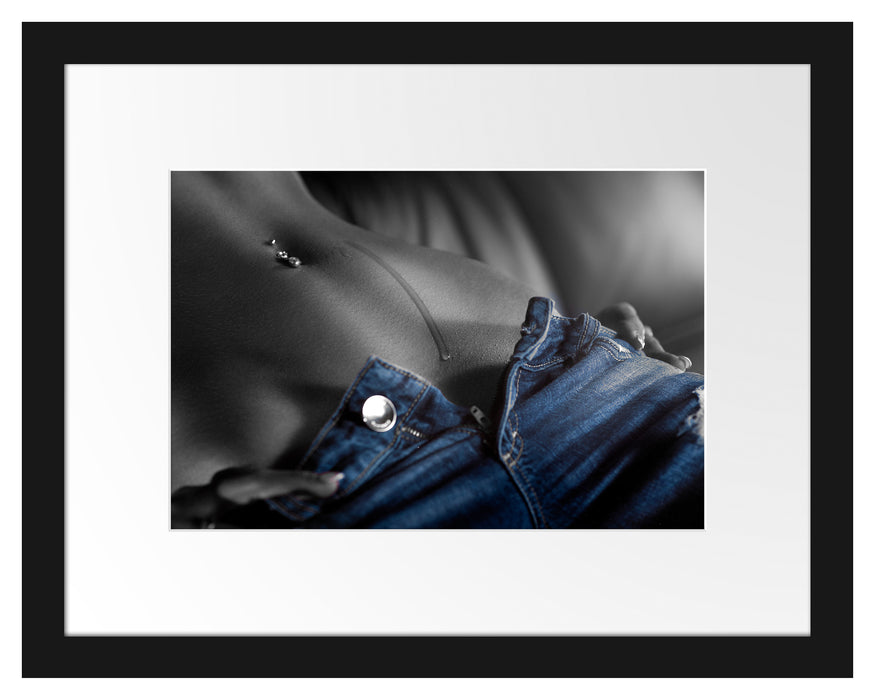 Pixxprint Schweißperle auf Frauenbauch B&W Detail, im Galerie-Passepartout Bilderrahmen