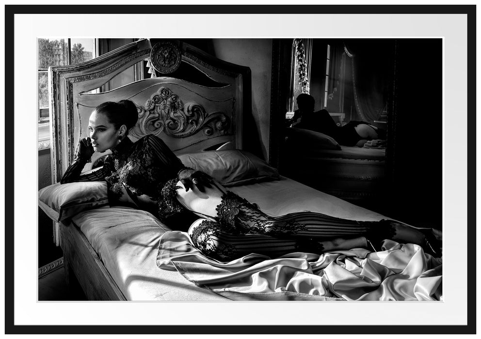 Frau mit sexy Dessous im Bett, Monochrome Passepartout Rechteckig 100