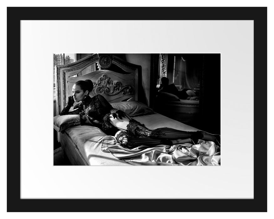 Pixxprint Frau mit sexy Dessous im Bett, Monochrome, im Galerie-Passepartout Bilderrahmen