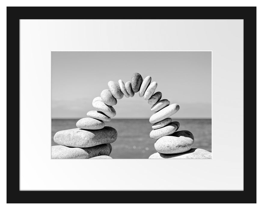 Pixxprint Brücke aus Zen Steinen am Meer, Monochrome, im Galerie-Passepartout Bilderrahmen
